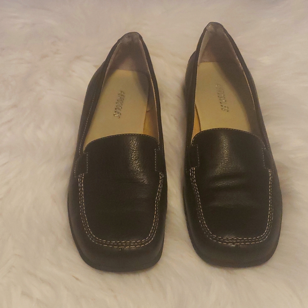 Women: Black Aerosoles 9 1/2 shoes